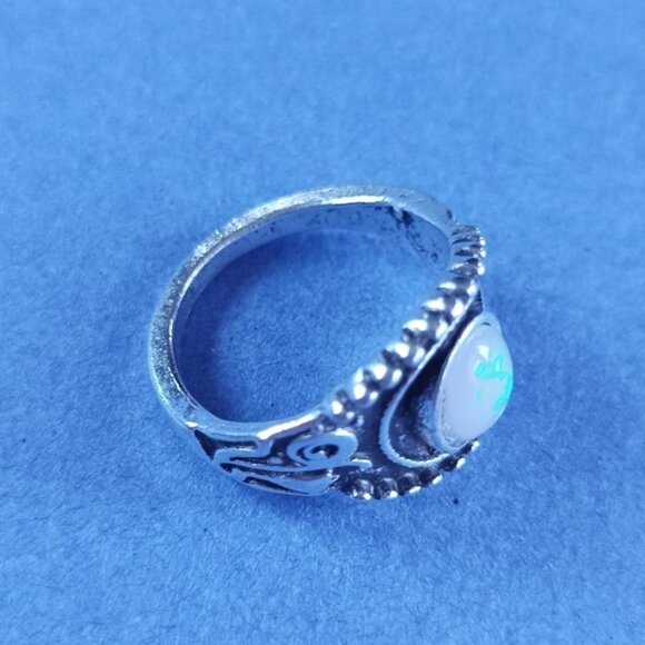 Vintage-Inspired Bohemian Sterling Silver Opal Ring ROUND - Picture 4 of 5